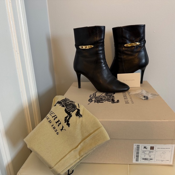 USED AUTHENTIC BURBERRY HERITAOE LOCK HAINAULT 85 ANKLE BOOT, BLACK, SIZE 6 - Picture 3 of 16